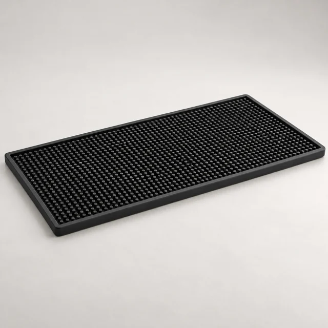 Una alfombrilla de barra rectangular y negra.