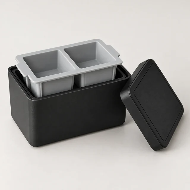 Una caja aislada para hacer hielo con un molde extraíble para cubos.