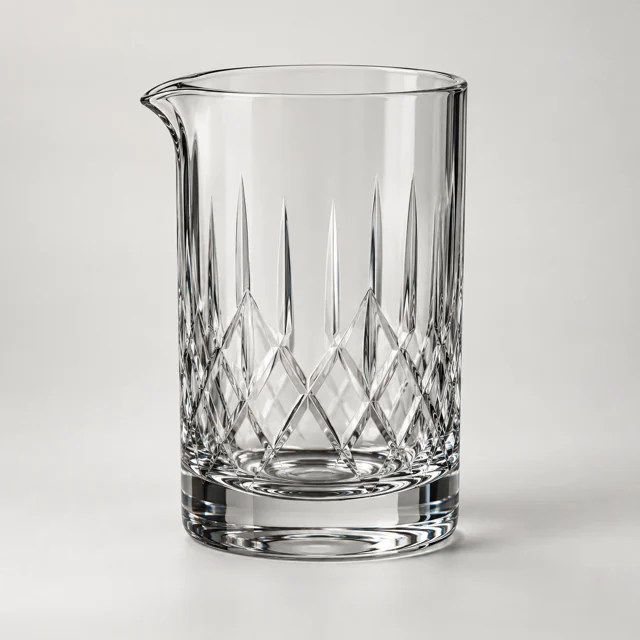Un vaso mezclador de cócteles transparente con pico vertedor.