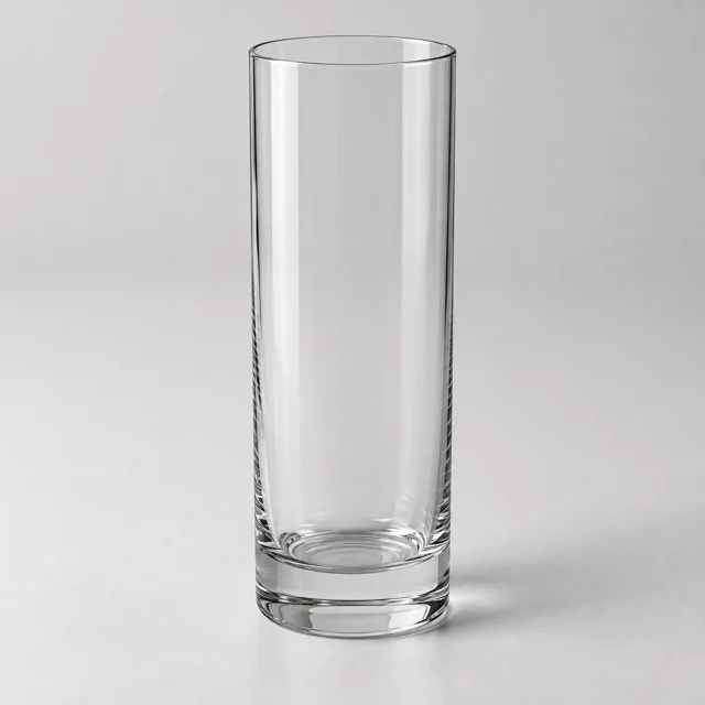 Un vaso Collins alto y estrecho, vacío.