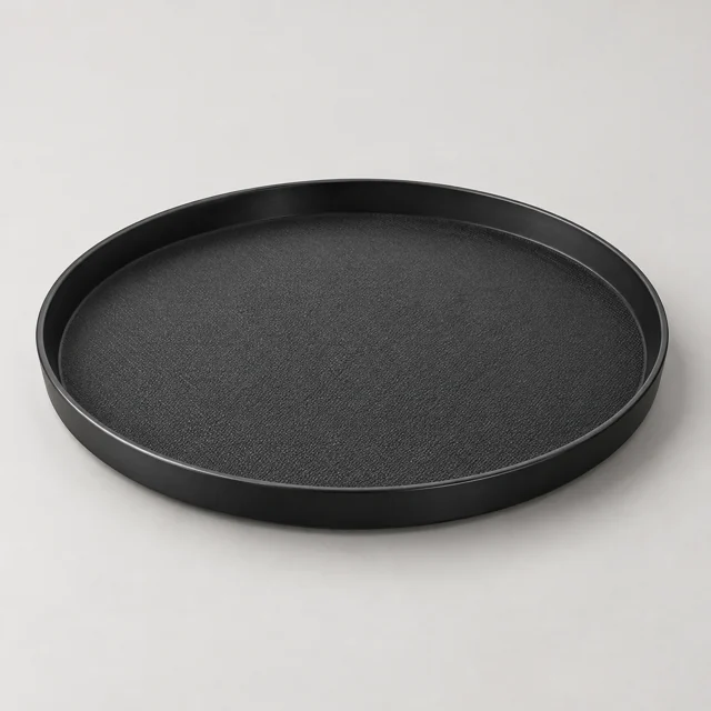 Una bandeja redonda antideslizante para servir.